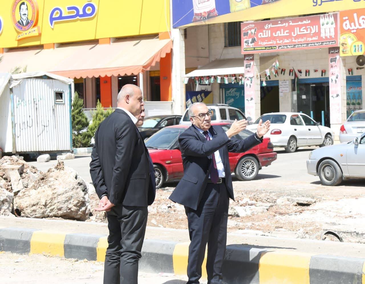 صورة حول : أبو السمن يتفقد مشروع طريق خدمات جديد في السلط أبو السمن يتفقد مشروع طريق خدمات جديد في السلط