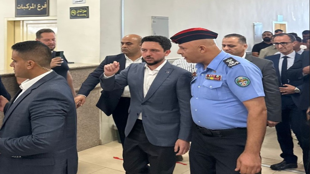 صورة حول : عاجل | ولي العهد يتفقد قسم ترخيص غرب عمان ويطالب بتسريع معاملات المواطنين عاجل | ولي العهد يتفقد قسم ترخيص غرب عمان ويطالب بتسريع معاملات المواطنين