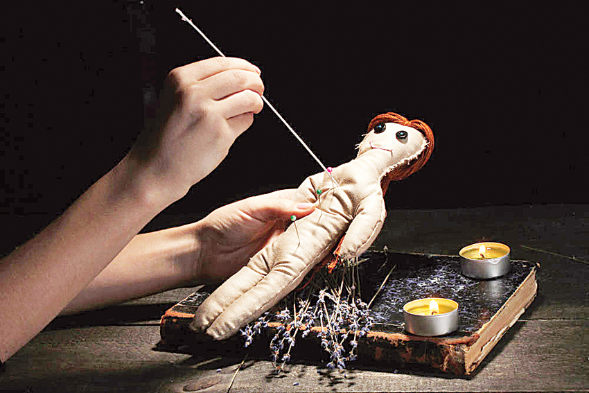 صورة حول : سجن خمس سنوات لمدانين بممارسة السحر لابتزاز النساء سجن خمس سنوات لمدانين بممارسة السحر لابتزاز النساء