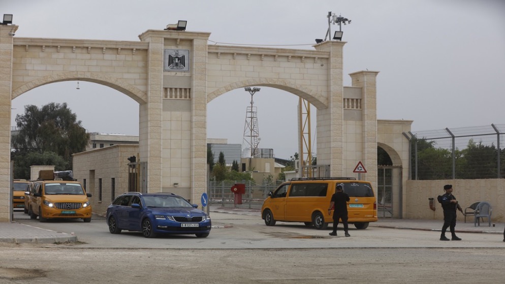 صورة حول : عاجل | إسرائيل تغلق معبر الكرامة وإعادة حافلات المسافرين عاجل | إسرائيل تغلق معبر الكرامة وإعادة حافلات المسافرين