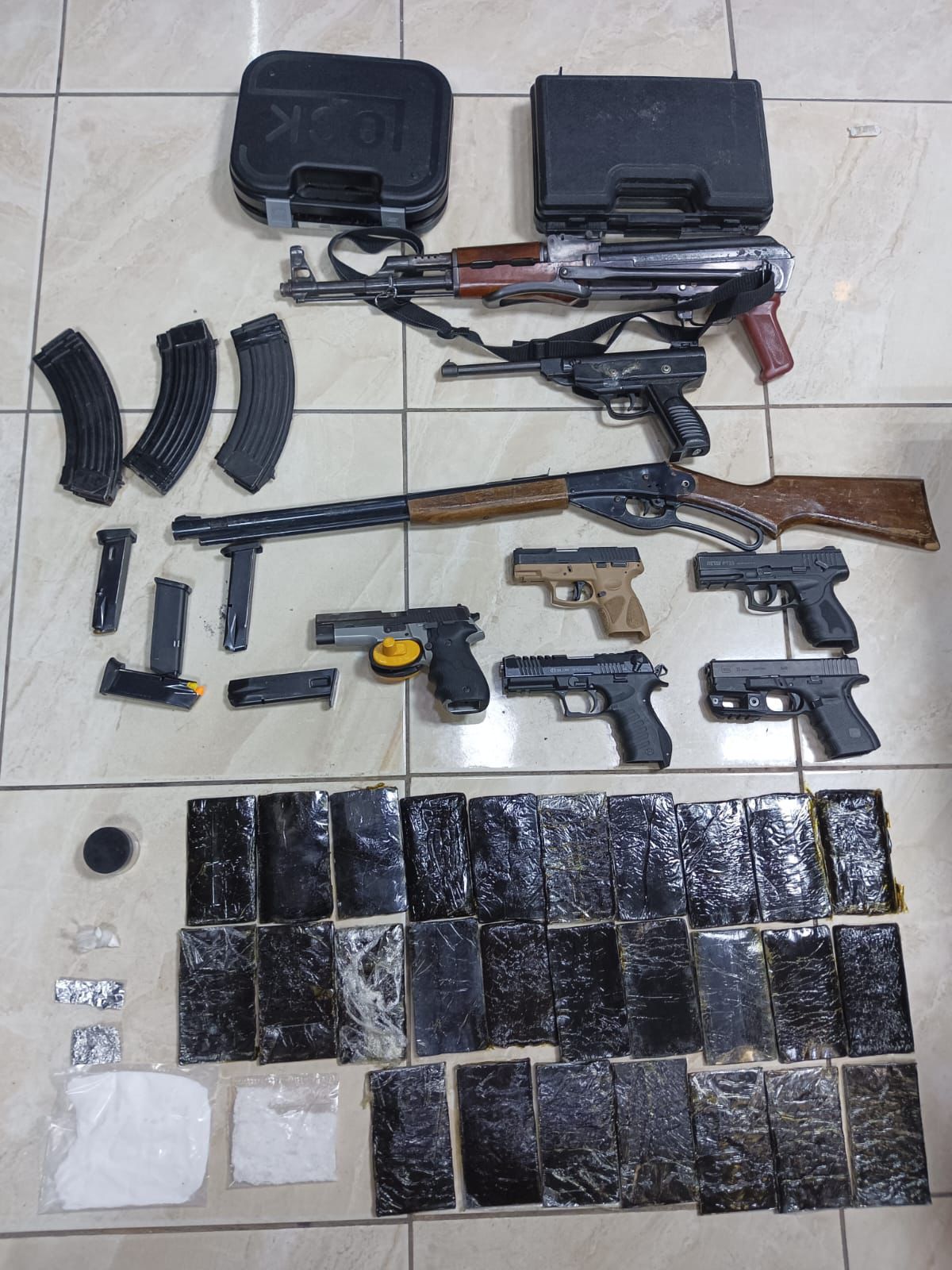 صورة حول : عاجل | ضبط خلية مخدرات من 14 شخصاً بحوزتهم حشيش وكوكايين عاجل | ضبط خلية مخدرات من 14 شخصاً بحوزتهم حشيش وكوكايين