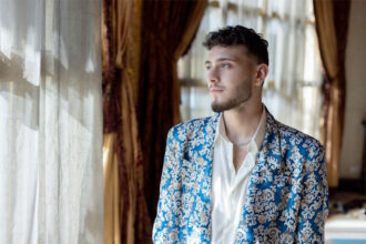 معجبة تربك الشامي برسالة غرامية على المسرح وليتصدر الترند!