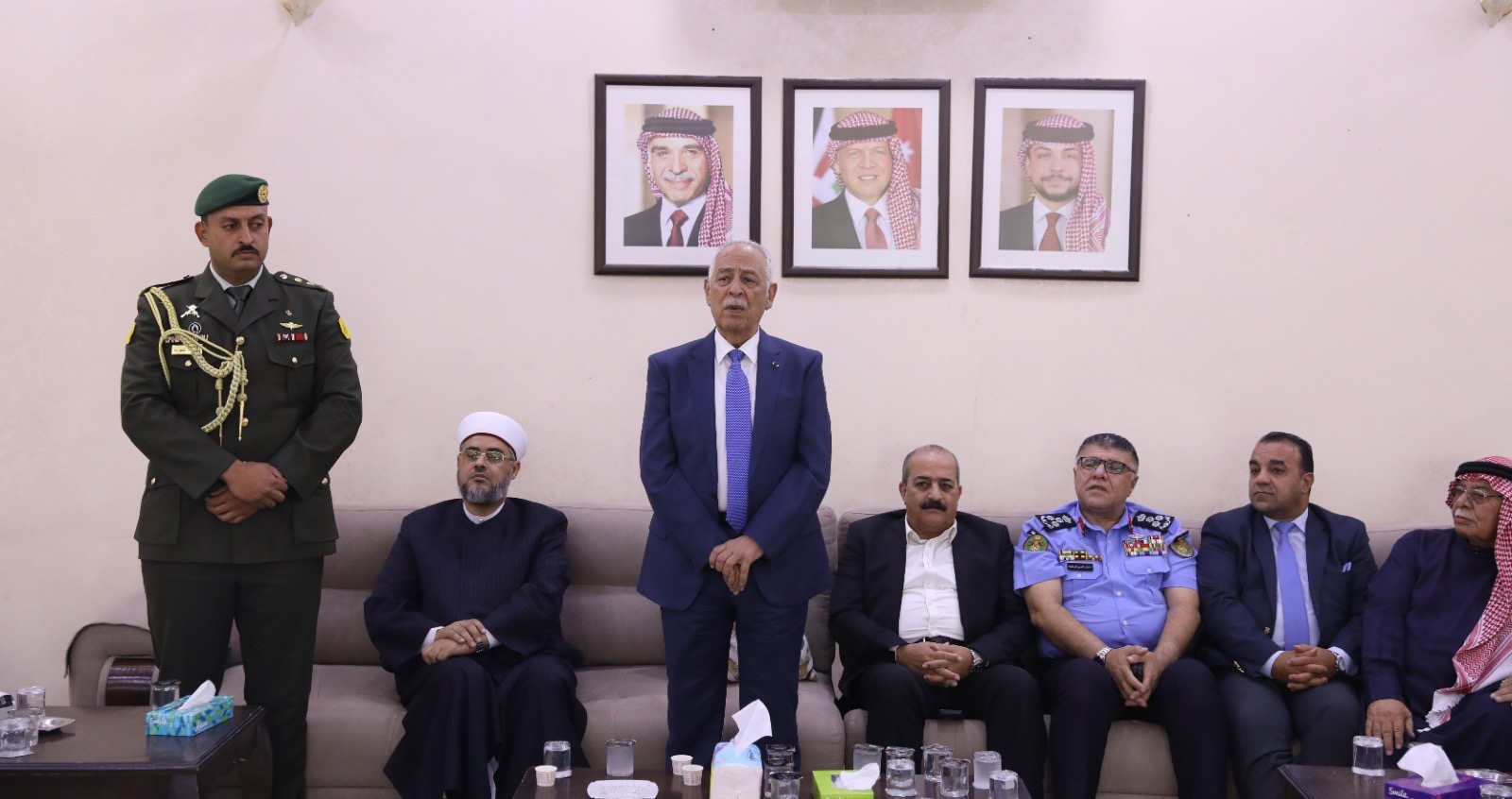 صورة حول : مندوبا عن الملك وولي العهد. العيسوي يعزي الروسان والشريدة والطراونة"صور" مندوبا عن الملك وولي العهد. العيسوي يعزي الروسان والشريدة والطراونة"صور"