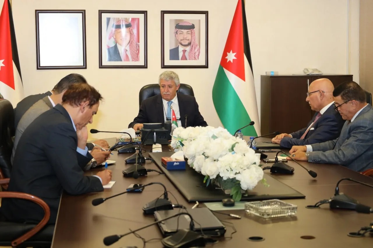 صورة حول : وزير النقل: تمكين الكوادر الأردنية في قطاعي النقل على رأس الأولويات وزير النقل: تمكين الكوادر الأردنية في قطاعي النقل على رأس الأولويات