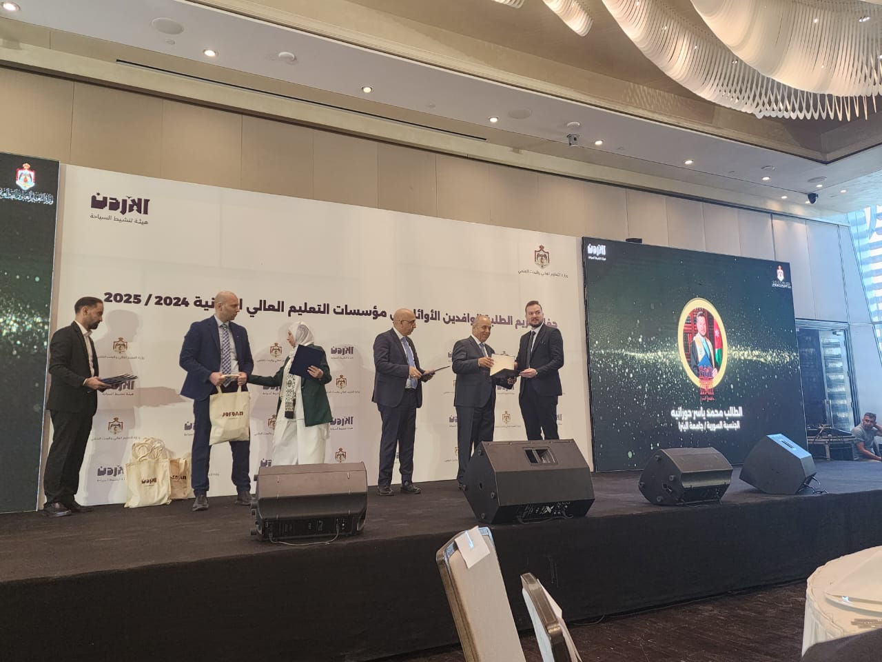 وزير التعليم العالي يكرّم طالب جامعة البترا محمد حورانية في حفل "أنتم سفراء الأردن"