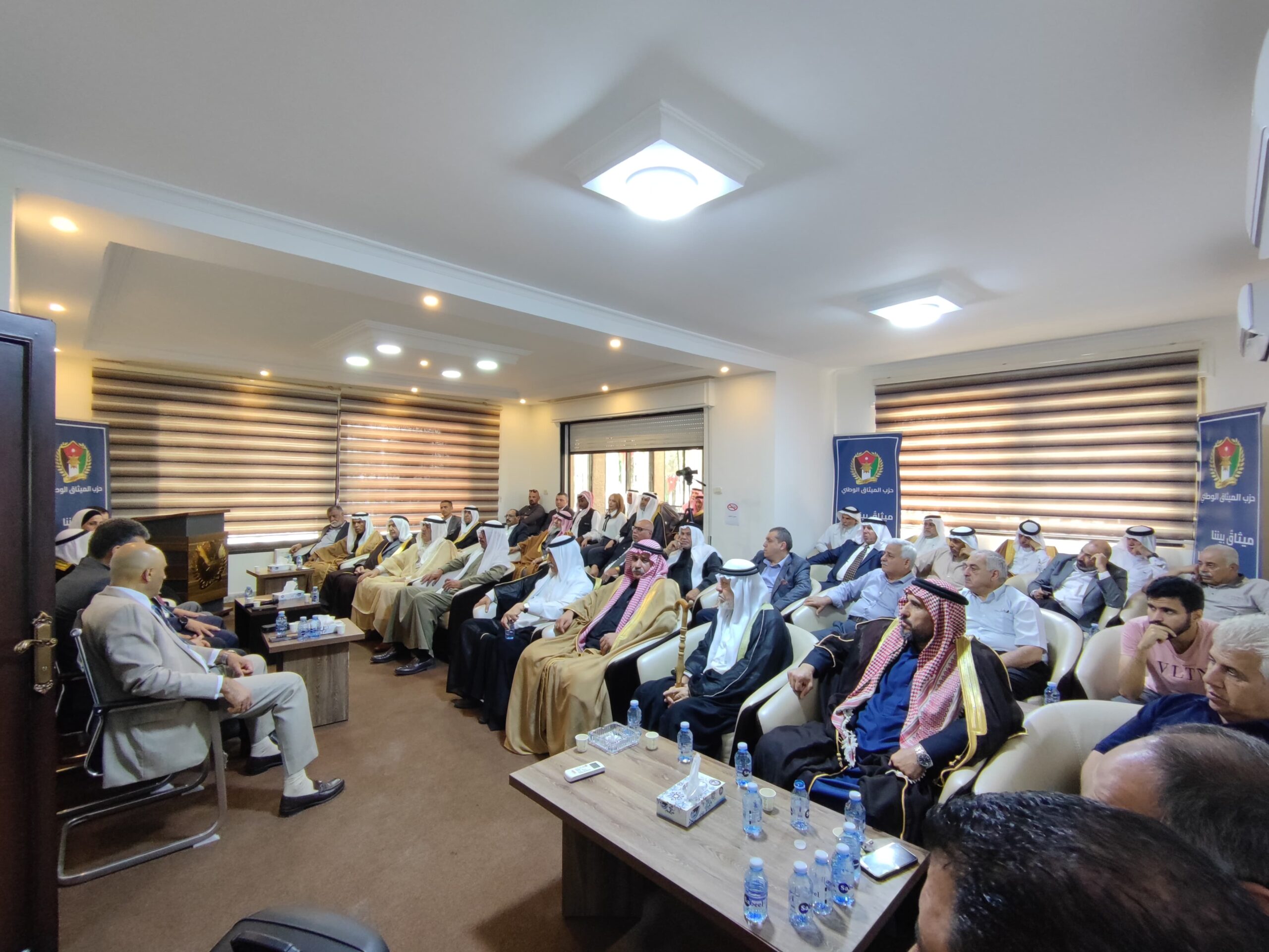 "الميثاق الوطني" يلتقي شيوخ ووجهاء المخيمات ويُشيد بمواقف جلالة الملك