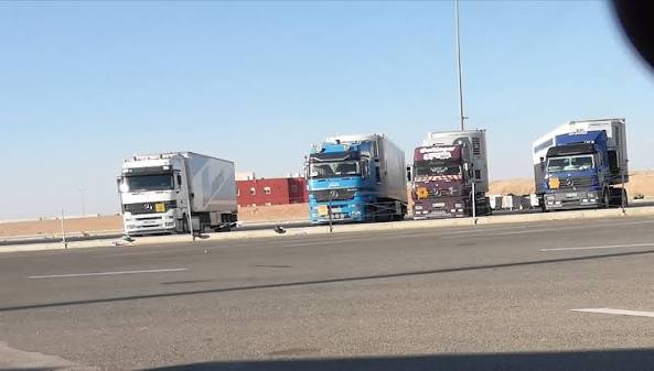 صورة حول : شرطة السير توقف شاحنة بعد تبادل القيادة بين سائقين بالمفرق شرطة السير توقف شاحنة بعد تبادل القيادة بين سائقين بالمفرق