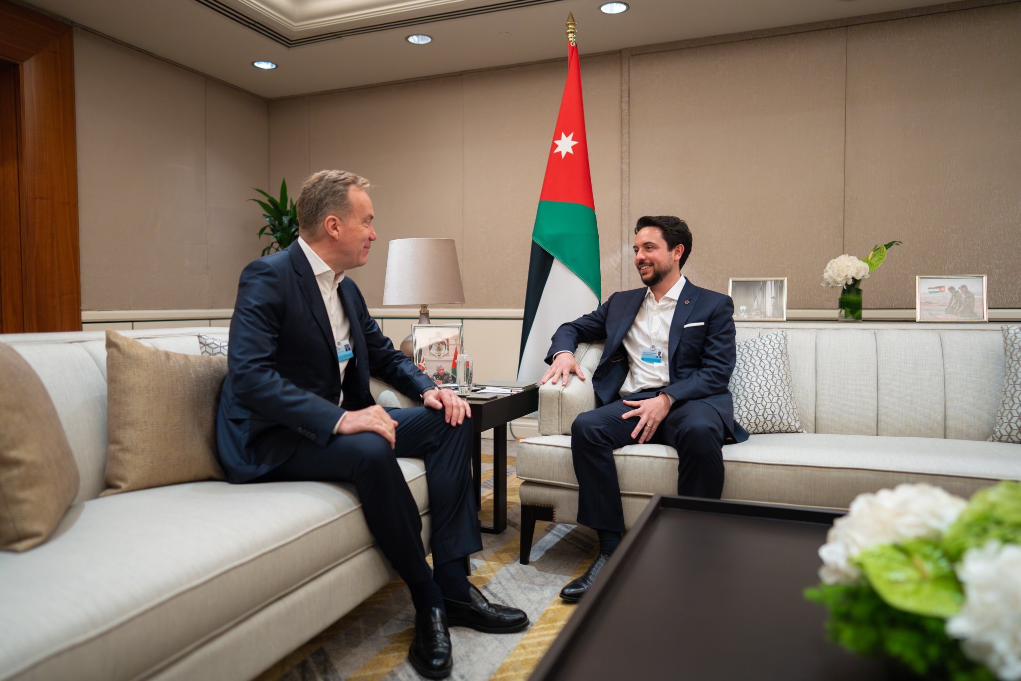 عاجل | ولي العهد يلتقي رئيس المنتدى الاقتصادي العالمي