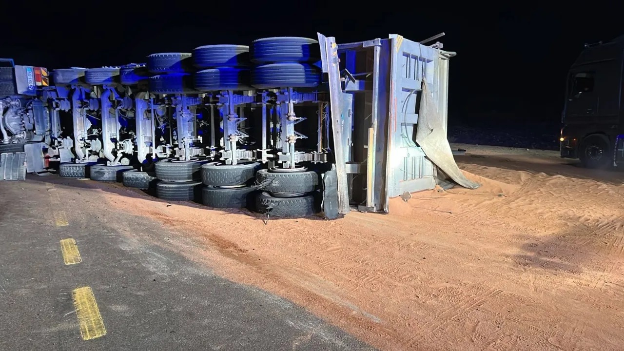 صورة حول : عاجل | انقلاب تريلا محملة بالفوسفات على الطريق الصحراوي قرب القويرة عاجل | انقلاب تريلا محملة بالفوسفات على الطريق الصحراوي قرب القويرة