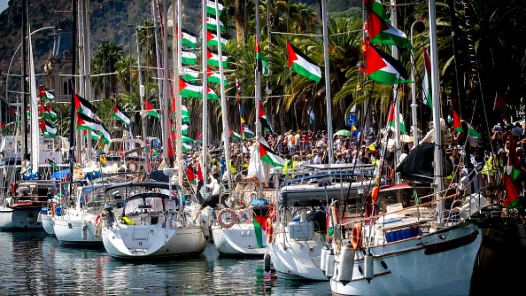 صورة حول : 12 انفجارًا يستهدف سفن أسطول الصمود المتجه لغزة 12 انفجارًا يستهدف سفن أسطول الصمود المتجه لغزة