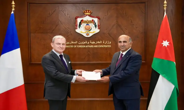 عاجل | السفير الفرنسي يسلّم أوراق اعتماده في الأردن