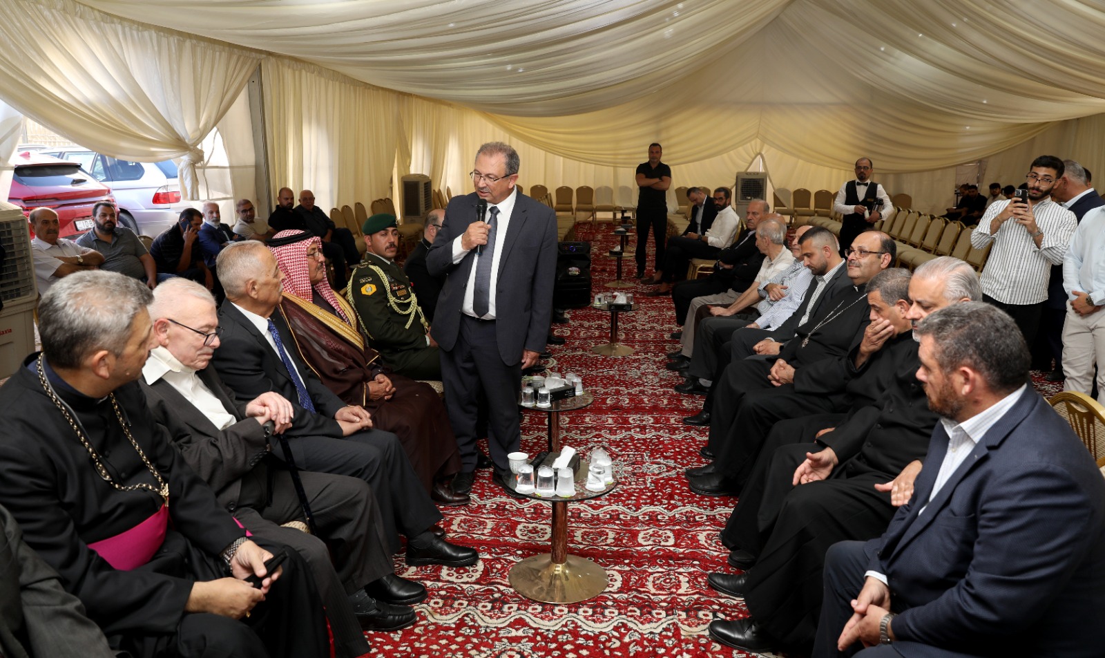 مندوبا عن الملك وولي العهد العيسوي يعزي عشيرة حداد وآل عصفور