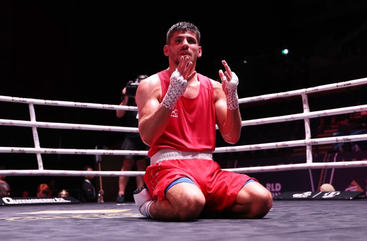 زياد عشيش يقترب من النهائي في بطولة العالم للملاكمة