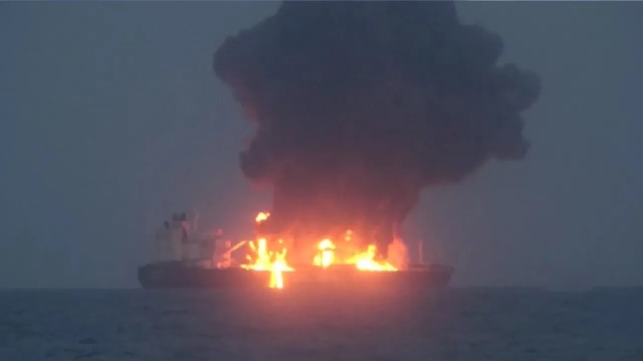 صورة حول : إنقاذ طاقم سفينة شحن إنقاذ طاقم سفينة شحن