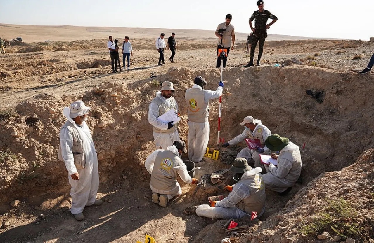 الانتهاء قريبًا من رفع جثث ضحايا داعش