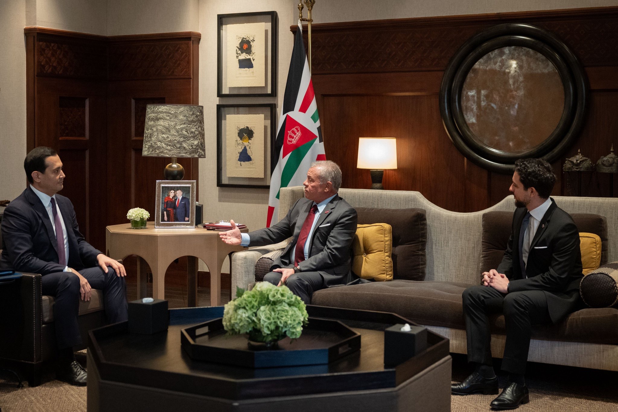 صورة حول : جلالة الملك يستقبل مستشار رئيس أوزبكستان جلالة الملك يستقبل مستشار رئيس أوزبكستان