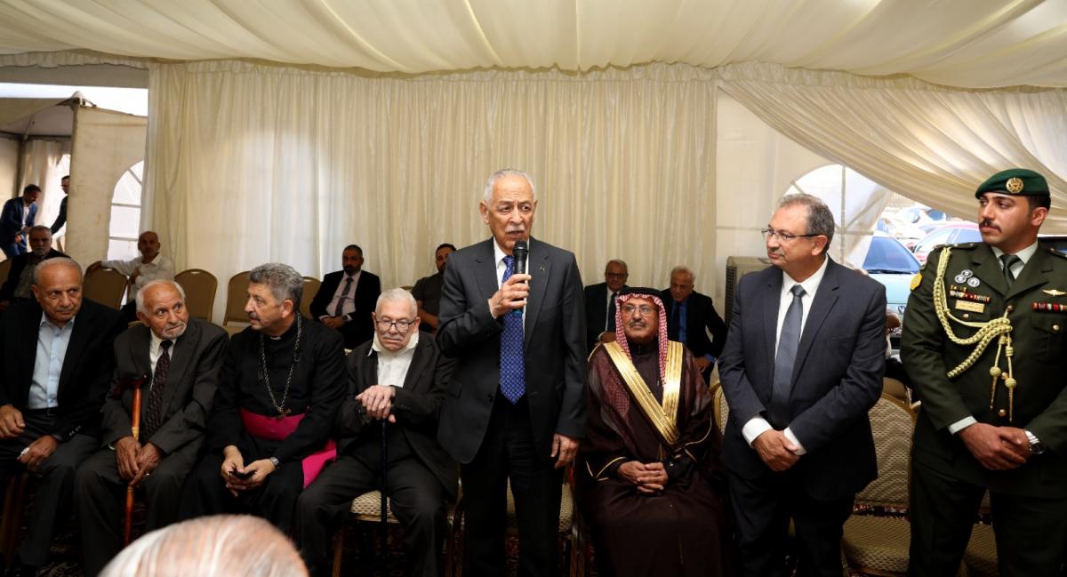 صورة حول : مندوبا عن الملك وولي العهد. العيسوي يعزي عشيرة حداد وآل عصفور مندوبا عن الملك وولي العهد. العيسوي يعزي عشيرة حداد وآل عصفور