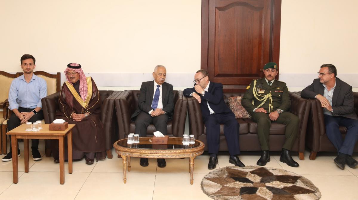 صورة حول : مندوبا عن الملك وولي العهد. العيسوي يعزي عشيرة حداد وآل عصفور مندوبا عن الملك وولي العهد. العيسوي يعزي عشيرة حداد وآل عصفور