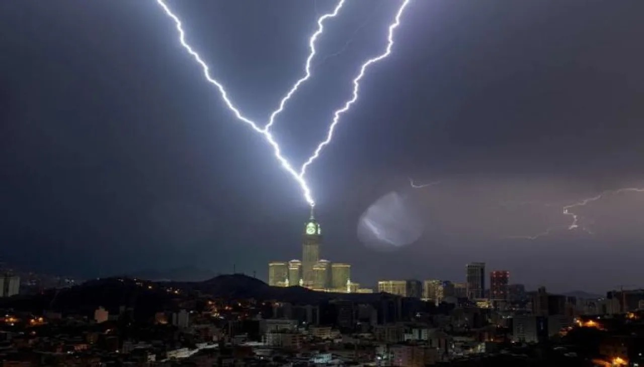 طقس غير مستقر وأمطار رعدية في السعودية.. وتحذيرات من السيول وتدنّي الرؤية