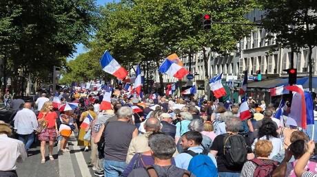 مظاهرة حاشدة في باريس تطالب برحيل ماكرون وبايرو ورفض دعم كييف