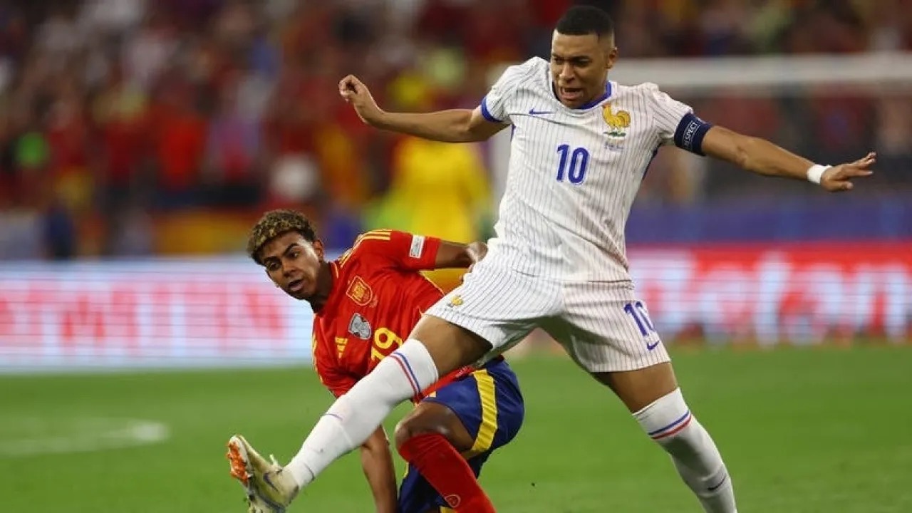 مبابي يمنح صوته للفرنسي ديمبلي في جائزة الكرة الذهبية