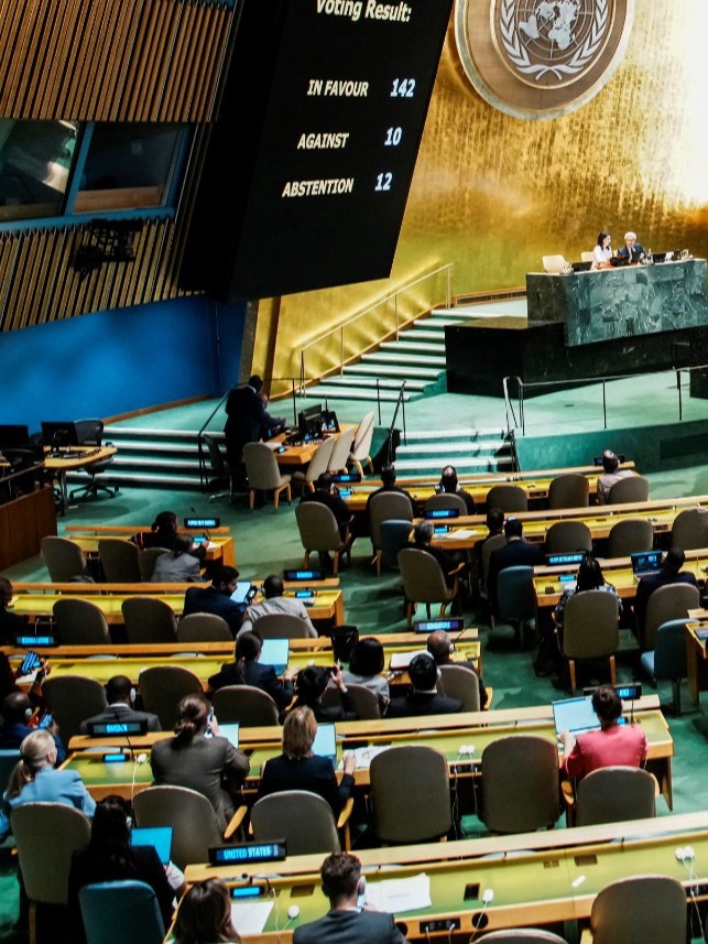 الأمم المتحدة تعتمد إعلانًا ملموسًا لحل الدولتين بأغلبية ساحقة