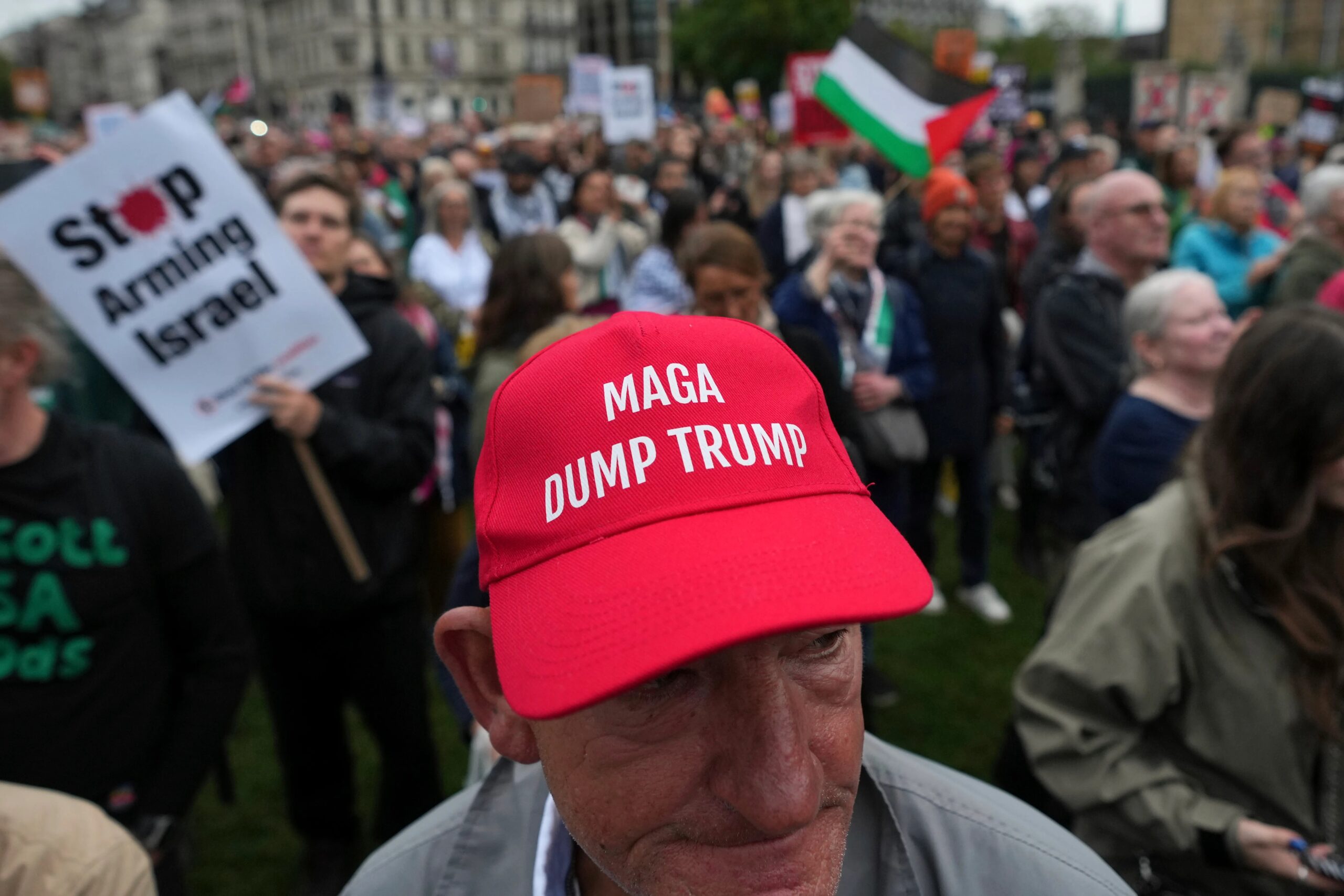 صورة حول : آلاف المحتجين في لندن يرفضون زيارة ترامب وسط تعزيزات أمنية مكثفة آلاف المحتجين في لندن يرفضون زيارة ترامب وسط تعزيزات أمنية مكثفة