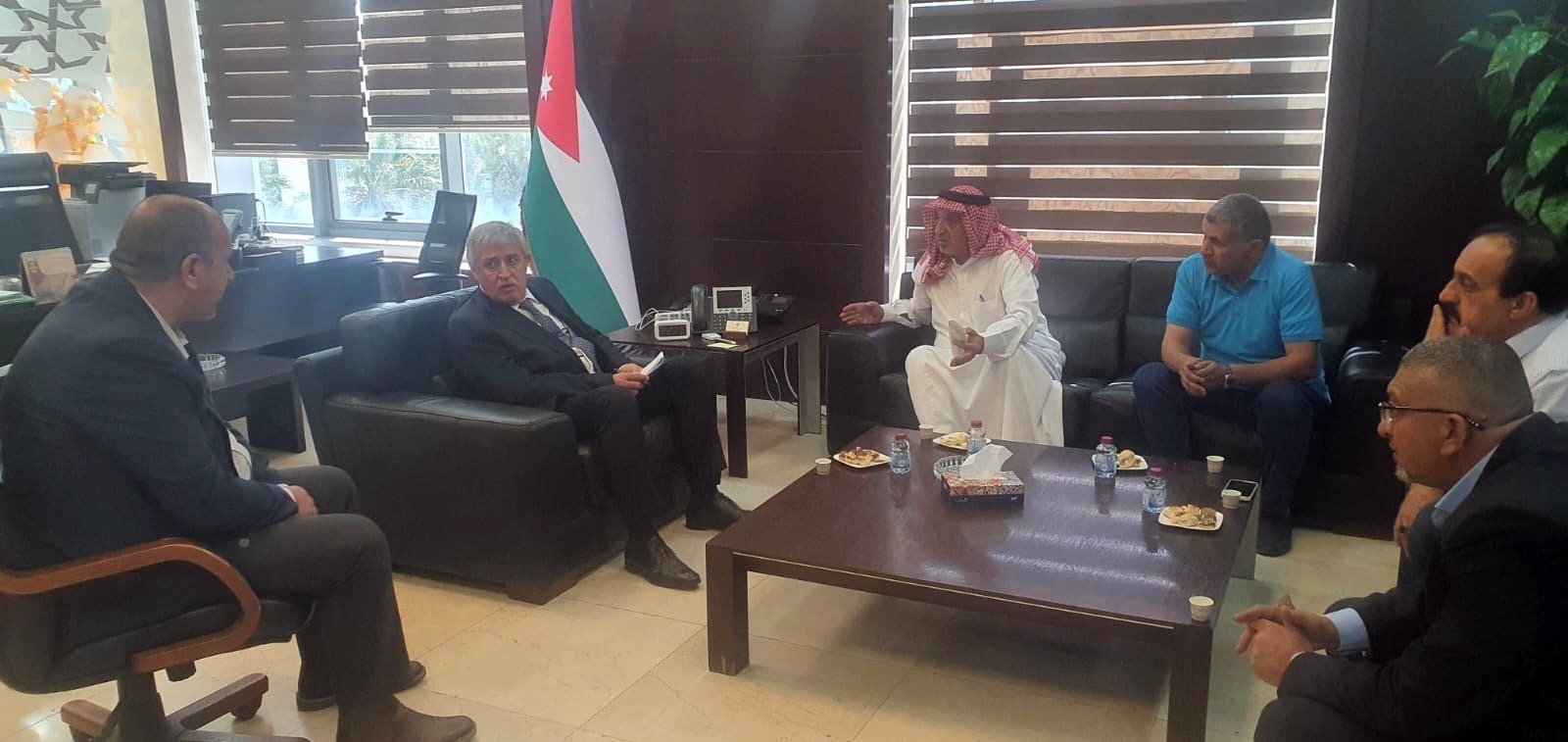 وزير النقل يبحث مع أصحاب سيارات السفريات الخارجية