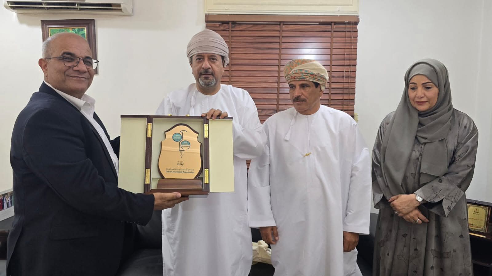 صورة حول : وفد من جمعية الصحفيين العُمانية يزور نقابة الصحفيين الأردنيين وفد من جمعية الصحفيين العُمانية يزور نقابة الصحفيين الأردنيين