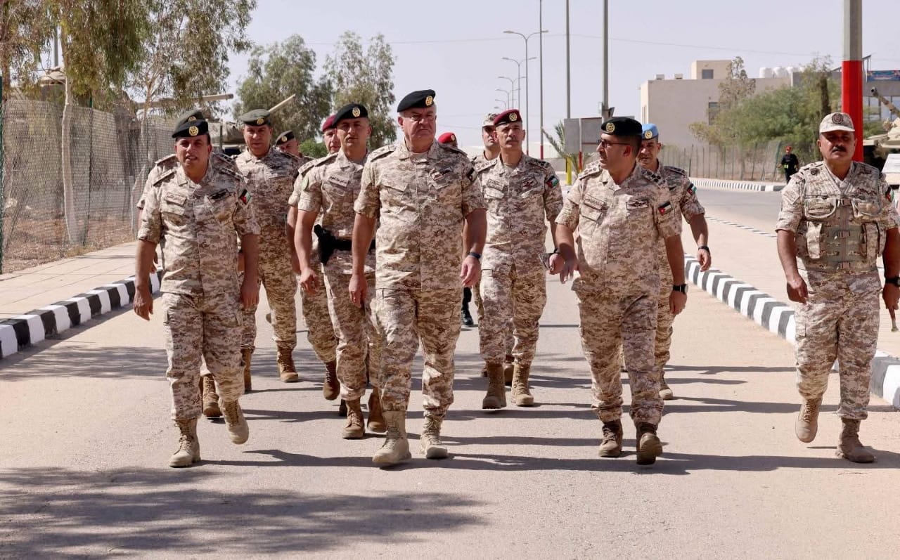 صورة حول : رئيس هيئة الأركان المشتركة يزور قيادة المنطقة العسكرية الوسطى رئيس هيئة الأركان المشتركة يزور قيادة المنطقة العسكرية الوسطى