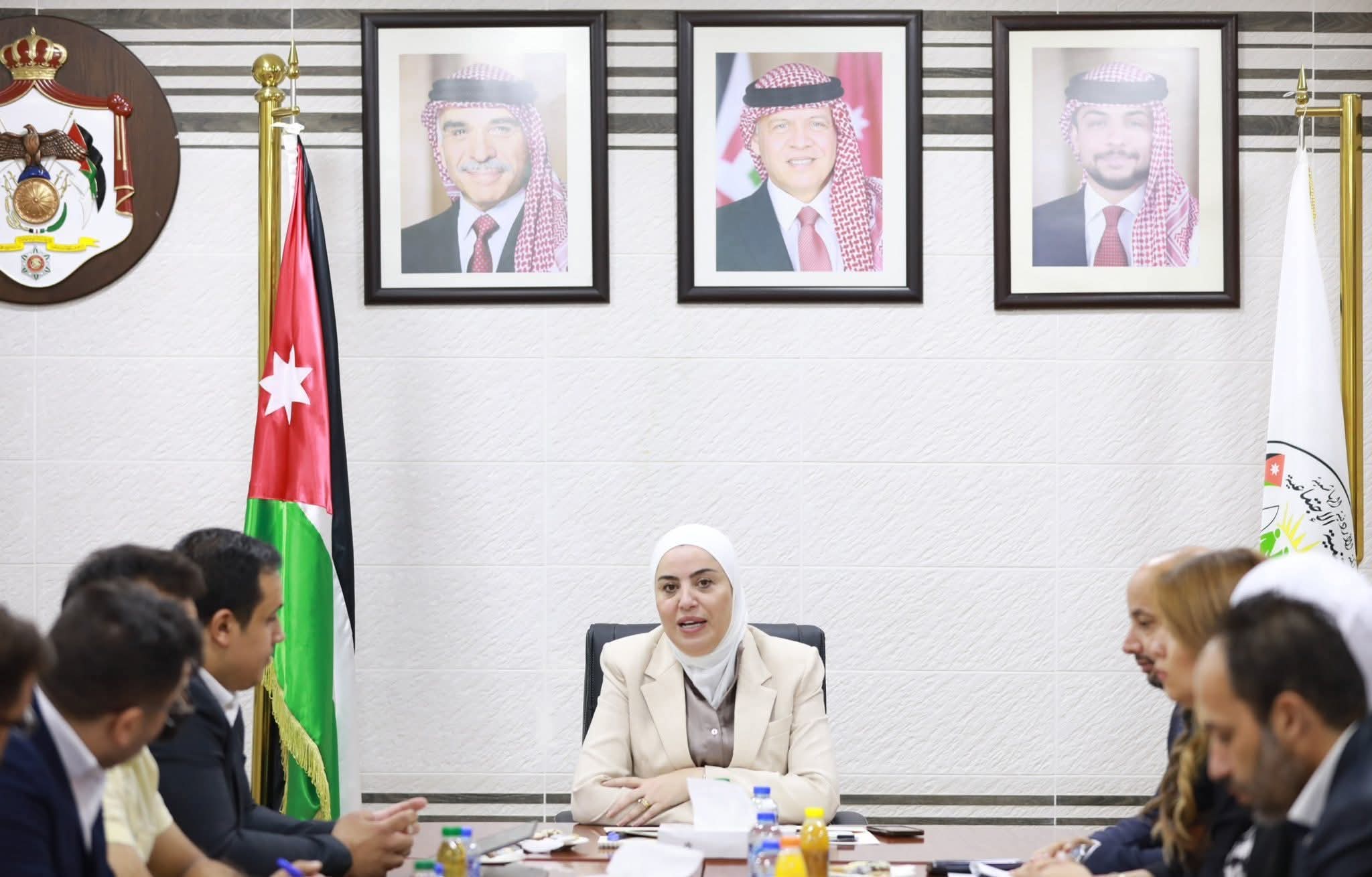 وزيرة التنمية الاجتماعية تلتقي مدير وأعضاء مؤسسة محافظتي للعمل التطوعي والتدريب