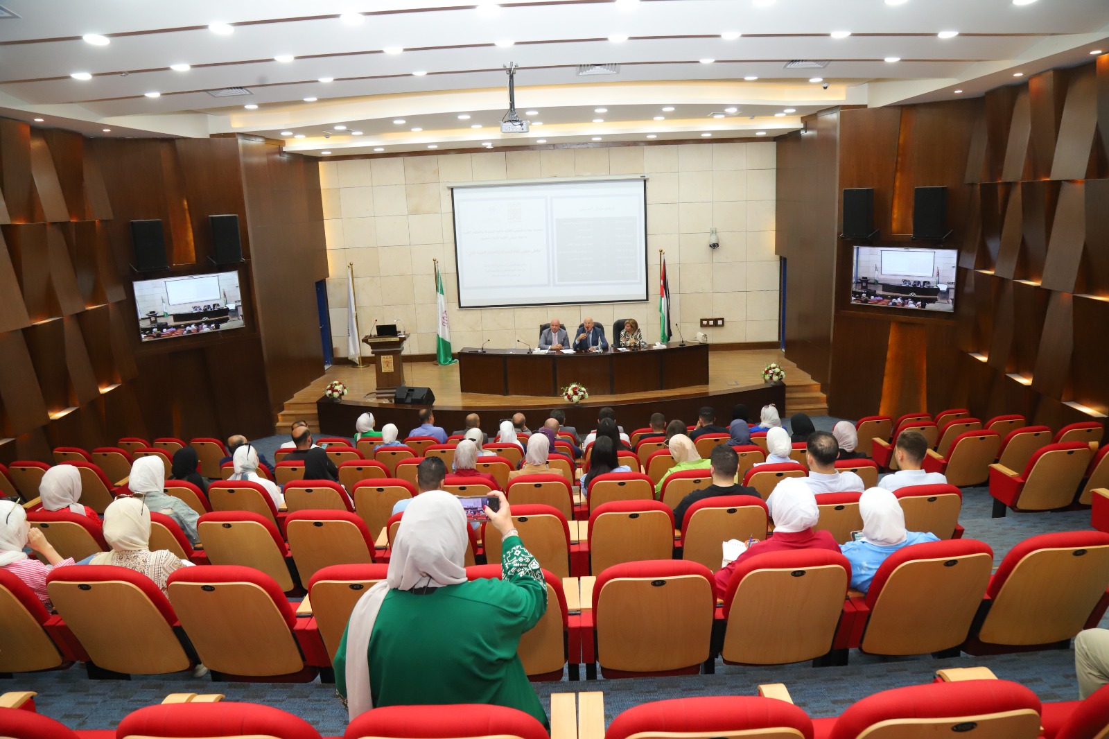 صورة حول : جامعة البترا تنظّم الملتقى الثاني لخريجي كلية الصيدلة والعلوم الطبية جامعة البترا تنظّم الملتقى الثاني لخريجي كلية الصيدلة والعلوم الطبية