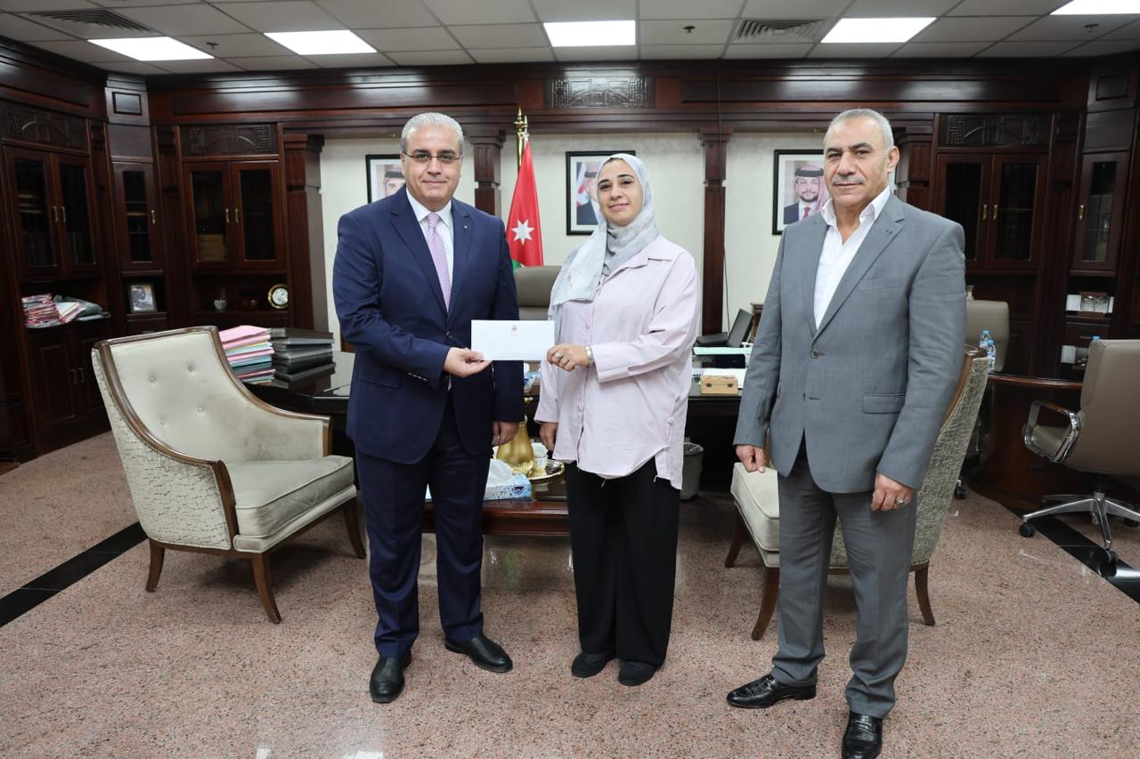 صورة حول : وزير الصحة يكرّم موظفة الخدمات في مستشفيات البشير تقديراً لأمانتها وزير الصحة يكرّم موظفة الخدمات في مستشفيات البشير تقديراً لأمانتها