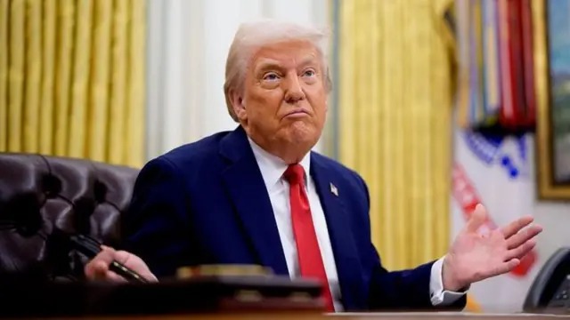 صورة حول : ترامب يعتزم فرض رسوم 100 ألف دولار على تأشيرات H-1B للعمالة الماهرة ترامب يعتزم فرض رسوم 100 ألف دولار على تأشيرات H-1B للعمالة الماهرة