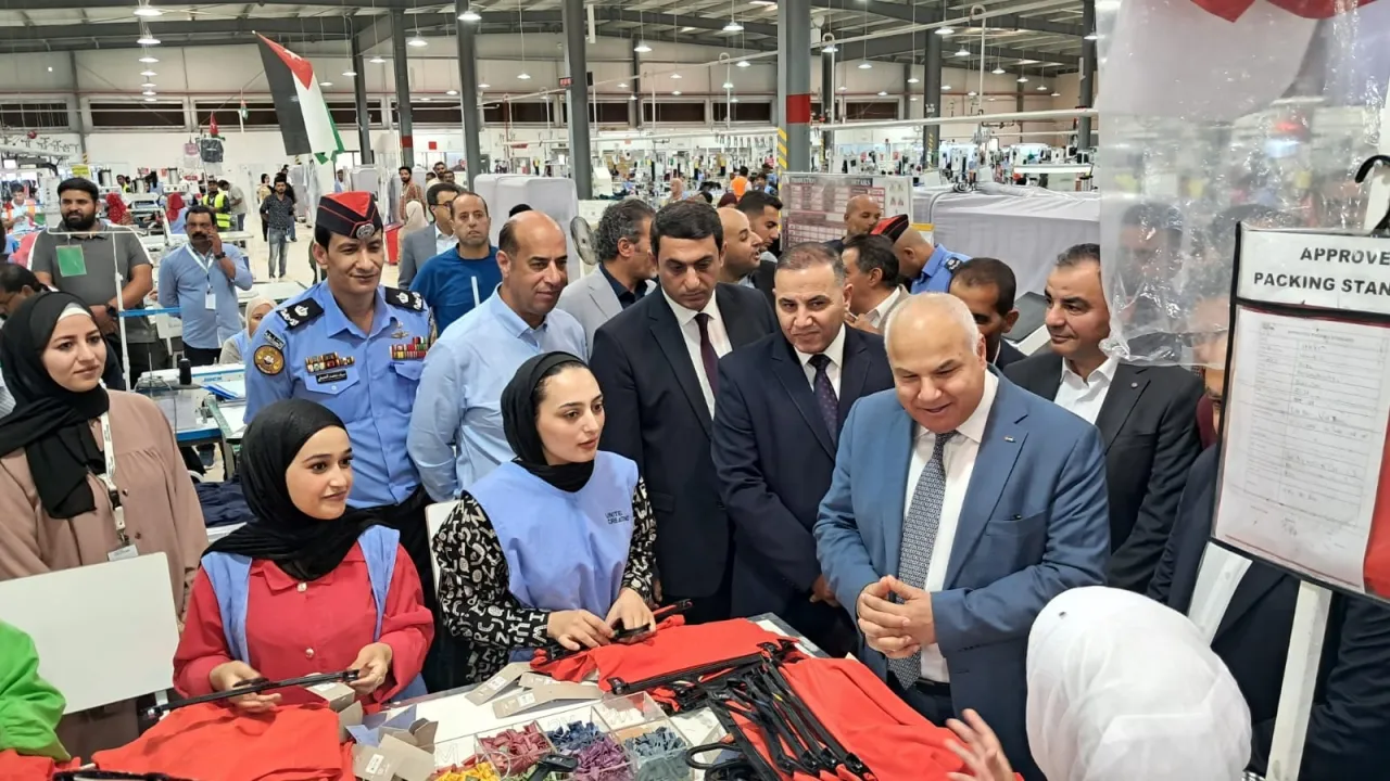وزير العمل: تدريب وتشغيل 200 شاب وشابة أردنيين في أكبر مصانع الألبسة بالظليل