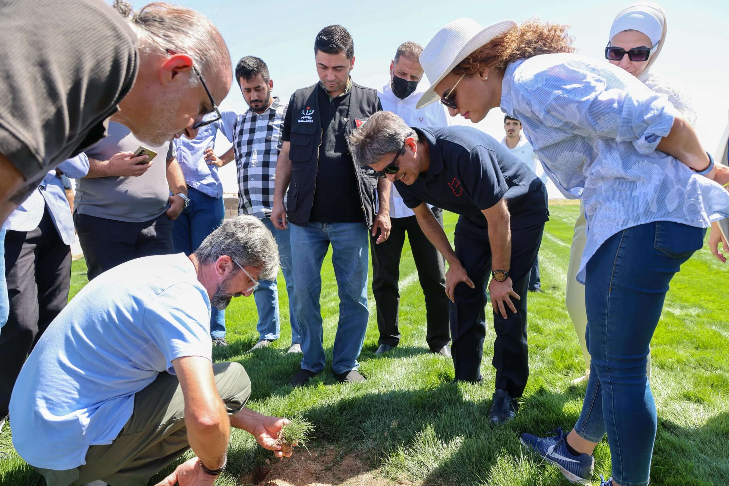 وزير الشباب يتفقد مشروع المستنبت الزراعي للنجيل الطبيعي في زيزيا