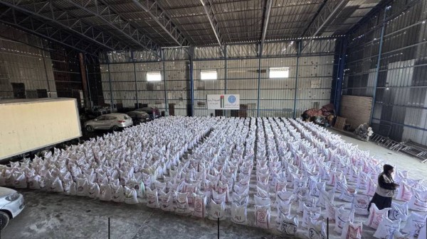 صورة حول : الأردن يواصل جهوده الإغاثية في غزة بتوزيع ألف كيس طحين الأردن يواصل جهوده الإغاثية في غزة بتوزيع ألف كيس طحين