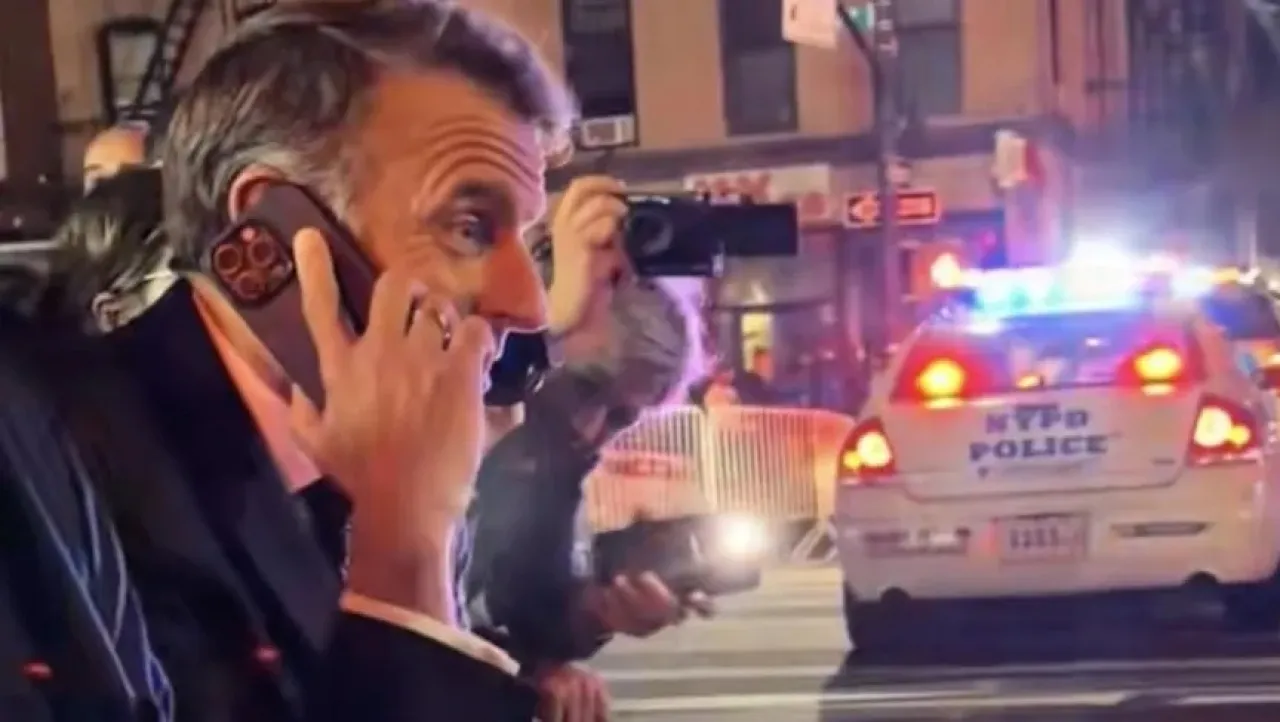 صورة حول : لحظة طريفة في نيويورك: ماكرون ينتظر مرور موكب ترمب لحظة طريفة في نيويورك: ماكرون ينتظر مرور موكب ترمب