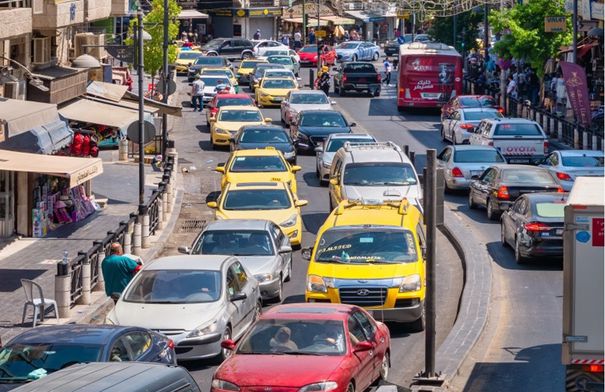 الأمن العام يضبط مركبة شحن تقل 21 راكبًا في الصندوق الخلفي