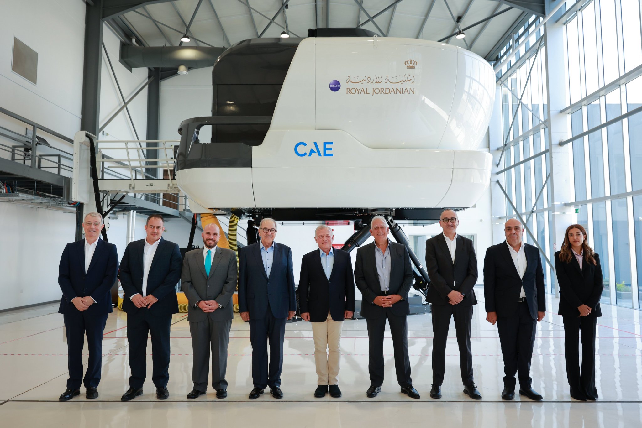 جلالة الملك يطلع على برامج تدريب الطيران والتشبيه في الشركة الأردنية