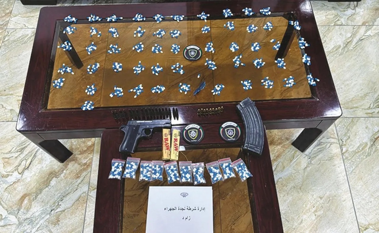القبض على منتسب كويتي بحوزته مخدرات وسلاح ناري