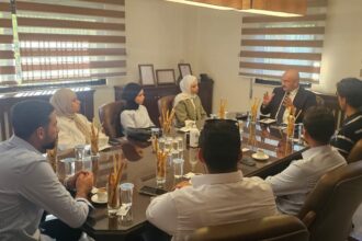 وفد طلابي من الجامعة الهاشمية يلتقي المحامي والخبير القانوني الدكتور يزن دخل الله حدادين