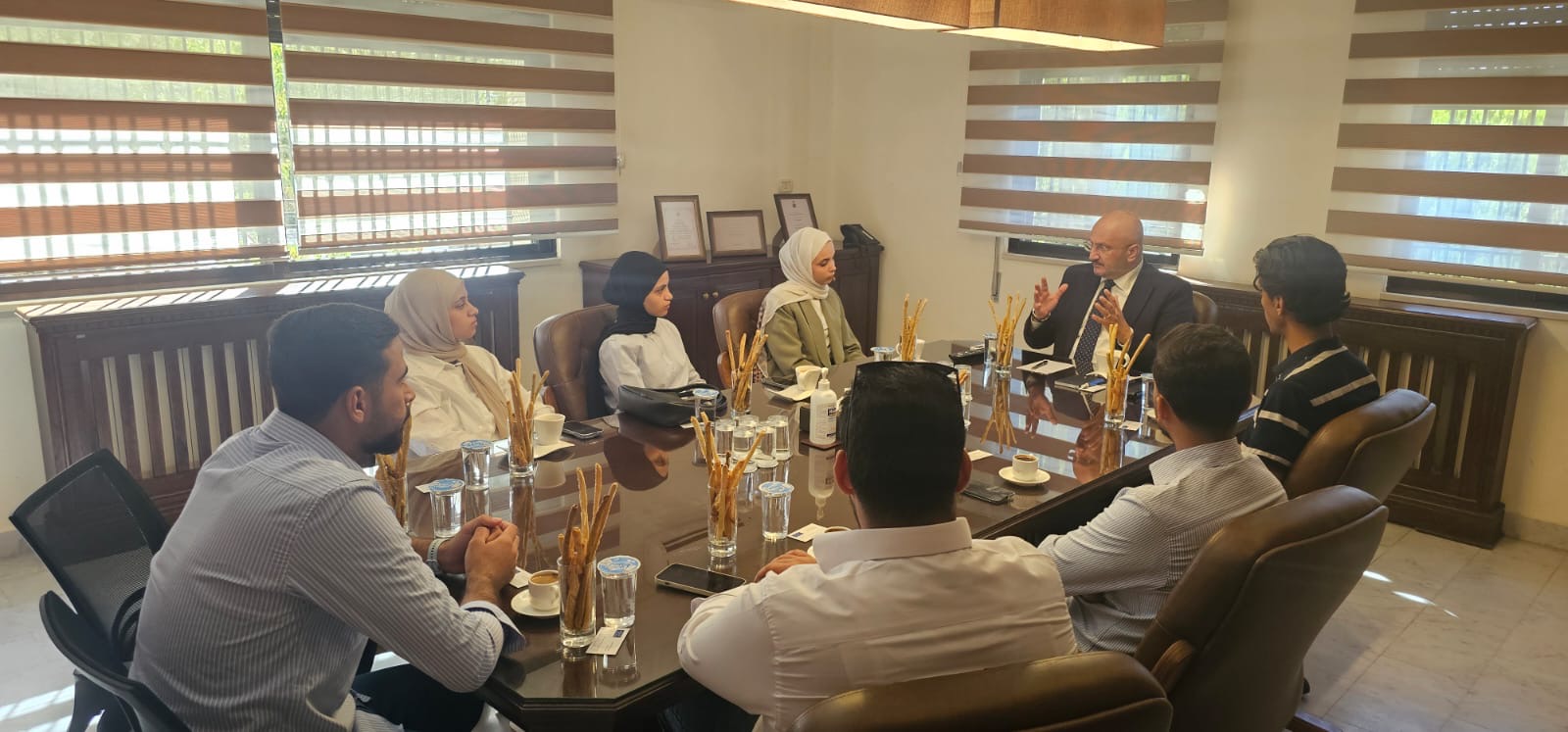 صورة حول : وفد طلابي من الجامعة الهاشمية يلتقي المحامي والخبير القانوني الدكتور يزن دخل الله حدادين وفد طلابي من الجامعة الهاشمية يلتقي المحامي والخبير القانوني الدكتور يزن دخل الله حدادين