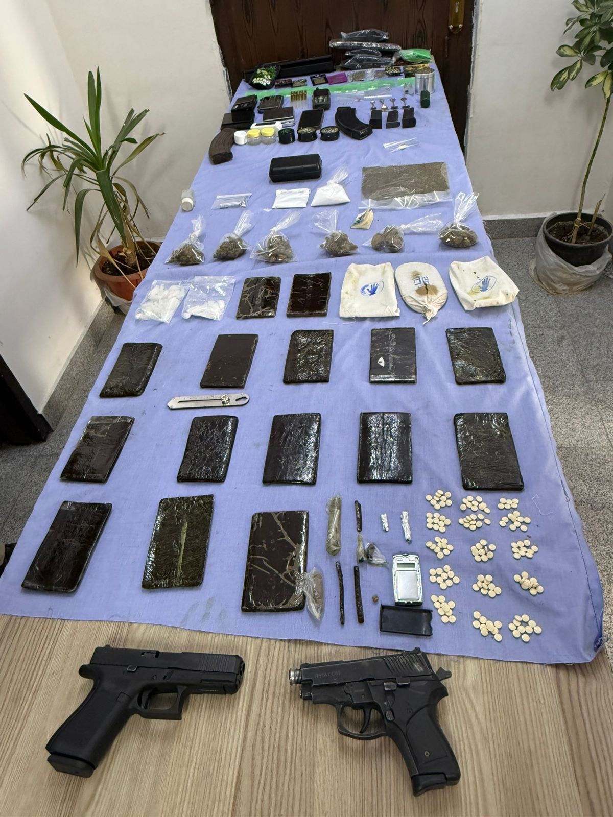 12 تاجرا ومروجا للمخدرات في قبضة الأمن… صور