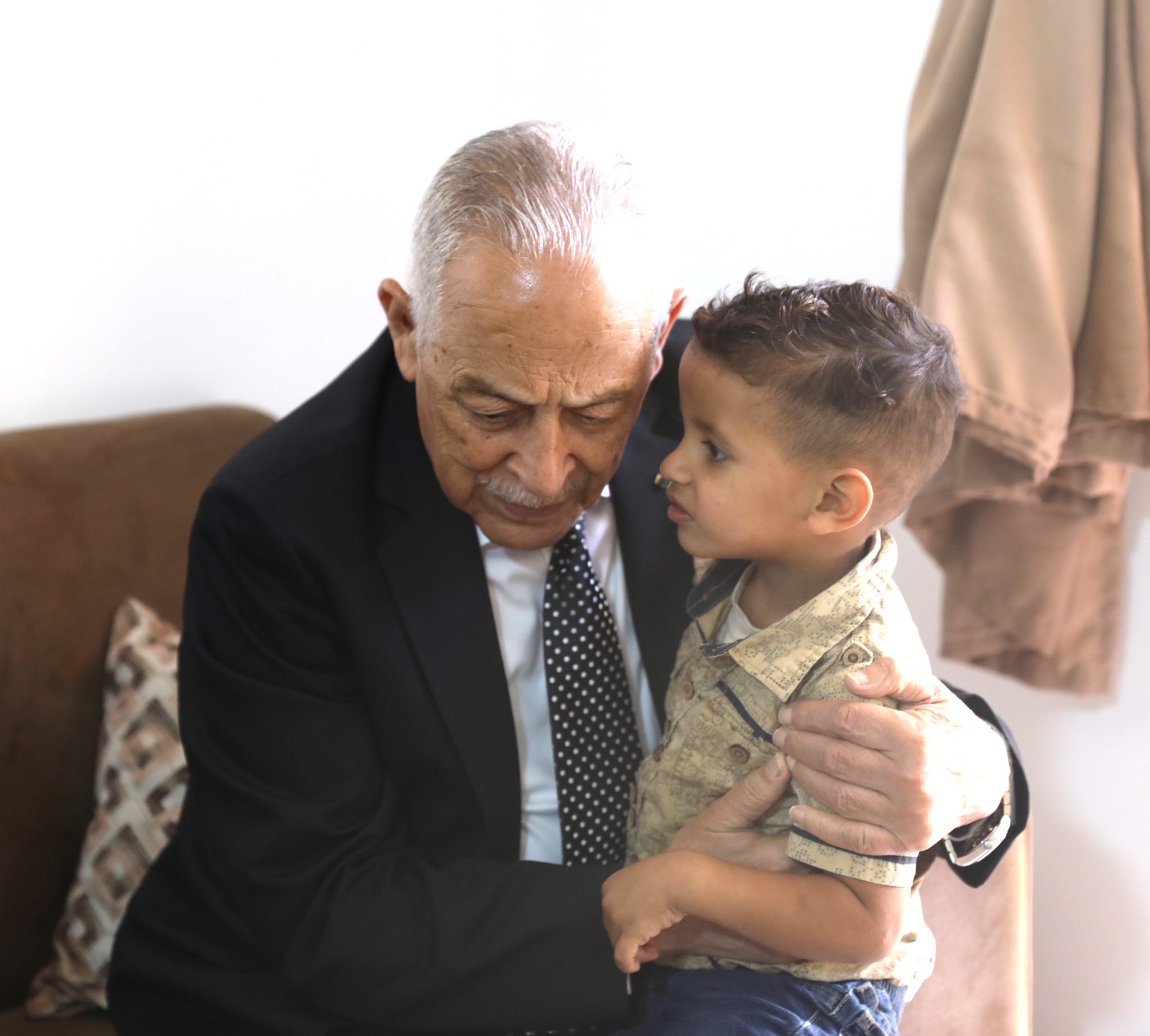 تسليم 10 شقق سكنية للأسر العفيفة في أبو علندا ضمن مبادرة مساكن الأسر العفيفة