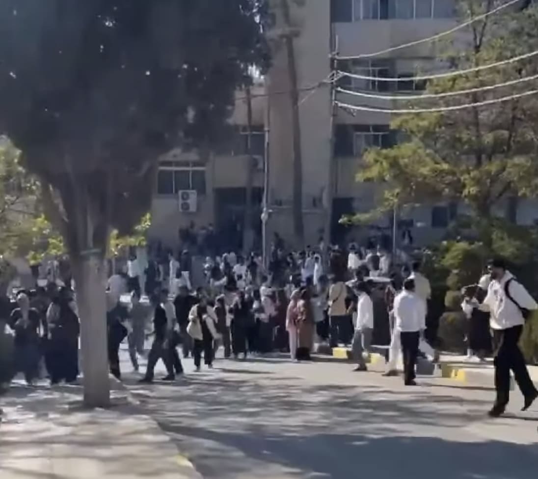 صورة حول : عاجل | بالفيديو .. مشاجرة جماعية في حرم الجامعة الأردنية الان عاجل | بالفيديو .. مشاجرة جماعية في حرم الجامعة الأردنية الان