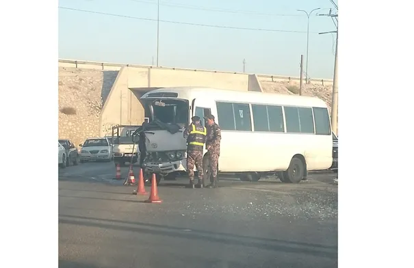 4 إصابات بحادث تصادم باصين أسفل جسر في إربد