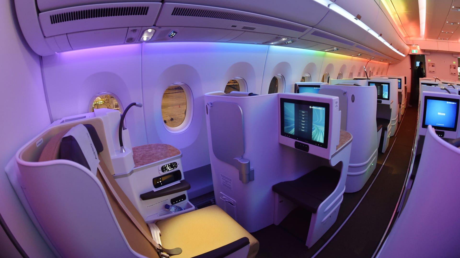 زوجان اسكتلنديّان يُجبران على مغادرة طائرة بسبب حساسية المكسرات