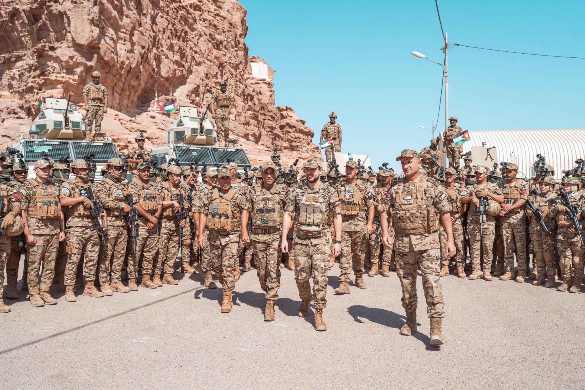 صورة حول : عاجل | ولي العهد يتابع تمرين "مغوار الجبل" ويشيد باحترافية المشاركين عاجل | ولي العهد يتابع تمرين "مغوار الجبل" ويشيد باحترافية المشاركين