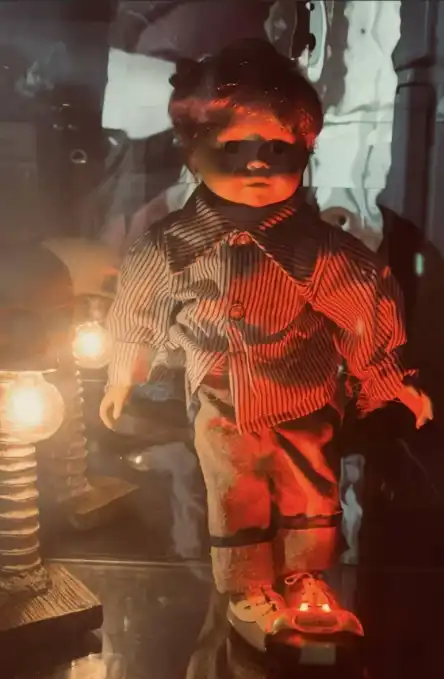 صورة حول : بريطانية تصف حياتها بالكابوس بعد شراء دمية "مسكونة" تدعى نورمان بريطانية تصف حياتها بالكابوس بعد شراء دمية "مسكونة" تدعى نورمان